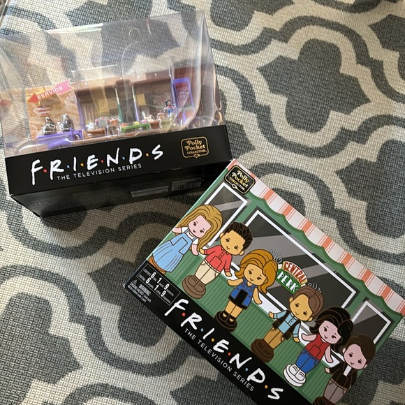 NIB Friends Polly Pocket Collectors Central Perk Coffee Cup Playset - Picture 9 of 10